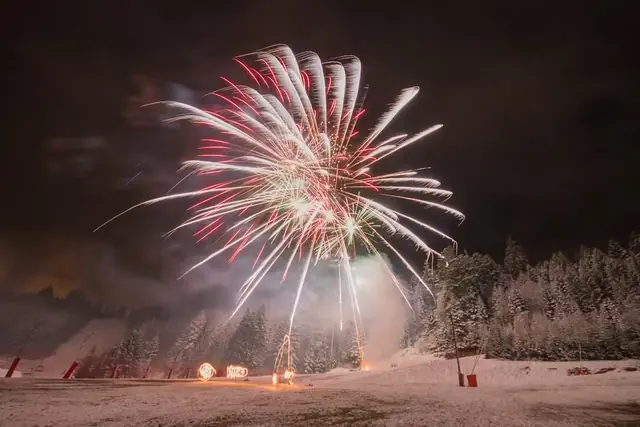 Feu d'artifice au-dessus des pistes
