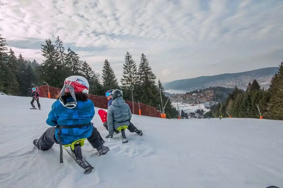 Deux enfants en luge, le lac de Gérardmer en contrebas